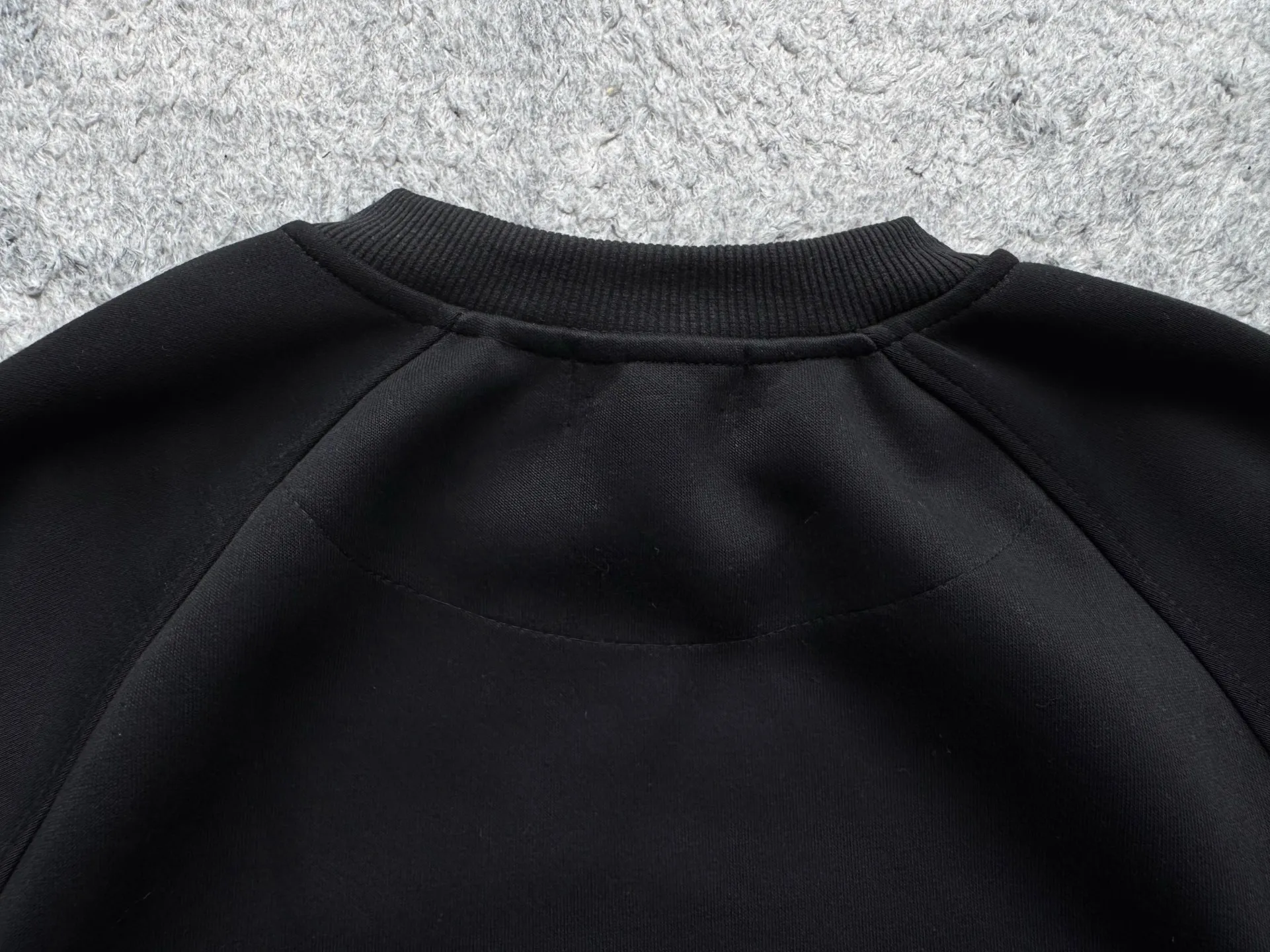 P220 Polo Ralph Lauren FW25 solid color embroidered logo sweatshirt. A sweatshirt is absolutely indispensable for the lazy feeling in autumn⛸️Ralph Luaren. The core is casual and relaxed, and the exterior is an American silhouette. It has a boyish laziness in place. It is unobtrusive but looks more timeless. 🕶️ The large drop shoulder version looks casual and fashionable. Wear it alone in spring and autumn or layer it in winter. It is completely a long-term sweatshirt in the wardrobe🫶🏻 Size Length Sleeve Length Bust M 63.5 80.5 130 L 65 82 134 XL 66.5 83.5 138